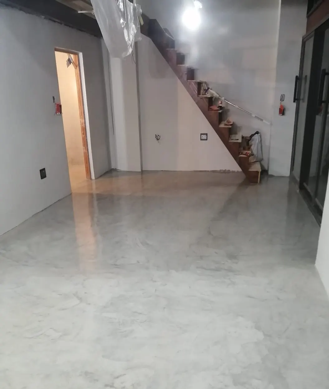 Seamless polished microcement floor in an open-plan room
